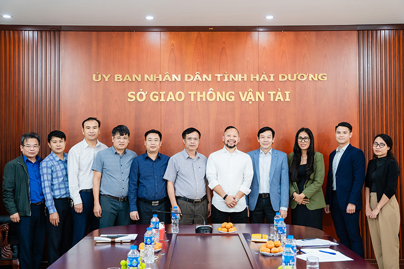 The official handover of the guide to the Vietnamese government took place with AIP Foundation and FIA Foundation Child &amp; Youth Director, Atsani Ariobowo.